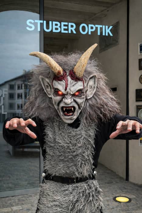 Zwischen Trommeln, Masken und Konfetti hat der Wilerteufel😈 sich ganz entspannt die perfekte Brille ausgesucht – teuflisch gut, wenn ihr uns fragt😎. Und so zieht unser Wilerteufel mit klarem Blick weiter durch die Wiler Gassen!