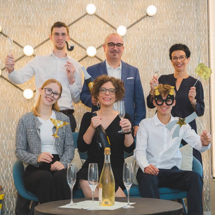 Zum Jahreswechsel danken wir Ihnen herzlich für Ihr Vertrauen und wünschen Ihnen ein glückliches, gesundes neues Jahr 2026. 🎆🥂