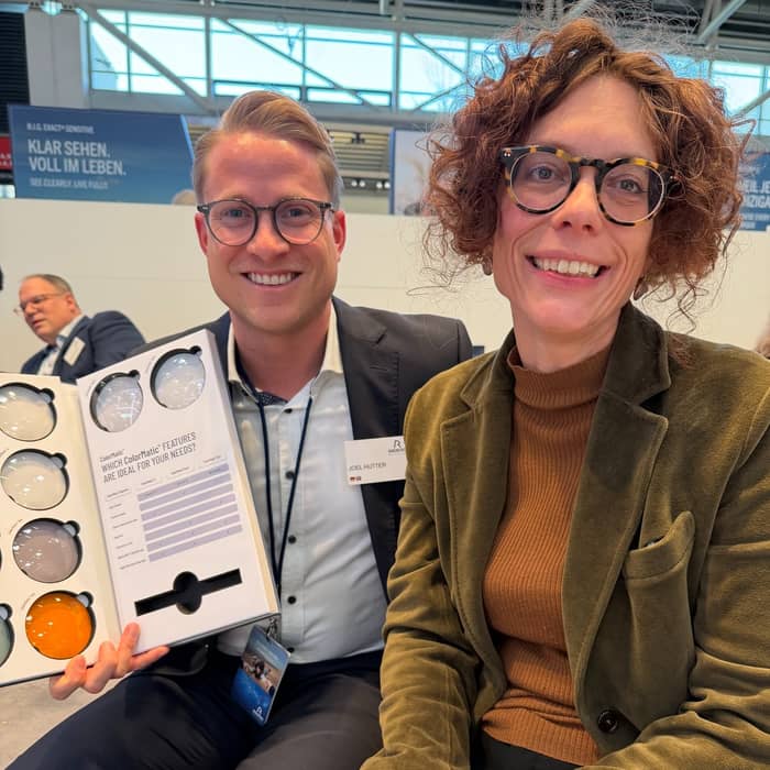 Gestern waren wir auf der Opti in München, der internationalen Fachmesse für Augenoptik 😀. Dort konnten wir viele neue Eindrücke sammeln und uns intensiv über aktuelle Trends und Entwicklungen informieren 📈. Besonders spannend war der Austausch mit Joel von Rodenstock, bei dem wir Einblicke in die neuesten Technologien im Bereich Brillengläser erhalten haben. Ausserdem haben wir zahlreiche hochwertige und moderne Brillen entdeckt, die Design und Qualität auf hohem Niveau vereinen 👓. Wir freuen uns auf viele Neuheiten😀.